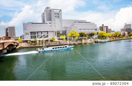 広島の市街地風景です。アステールプラザが見える本川沿いです。明るく広々した雰囲気をどうぞ。広島県 89072304
