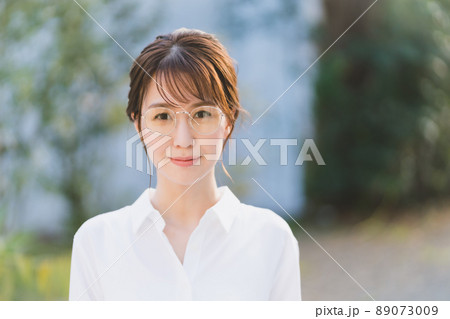 庭と女性 庭と女性 89073009