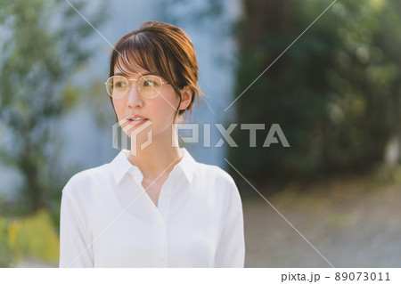 庭と女性 89073011