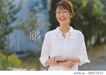庭と女性 89073015