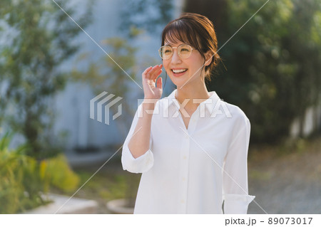 庭と女性 庭と女性 89073017