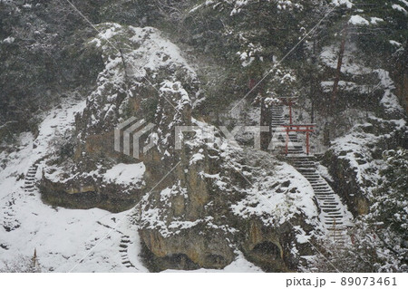 冬の加賀の観光地、雪降る那谷寺の奇岩遊仙境 冬の加賀の観光地、雪降る那谷寺の奇岩遊仙境 89073461