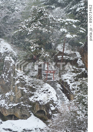 冬の加賀の観光地、雪降る那谷寺の奇岩遊仙境、縦構図 冬の加賀の観光地、雪降る那谷寺の奇岩遊仙境、縦構図 89073462