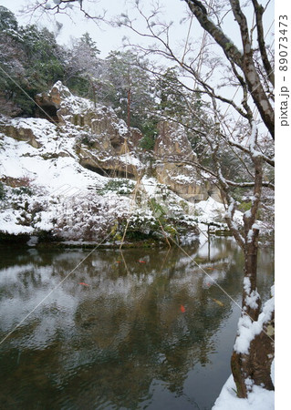冬の加賀の観光地、雪積もる那谷寺の奇岩遊仙境、縦構図 冬の加賀の観光地、雪積もる那谷寺の奇岩遊仙境、縦構図 89073473