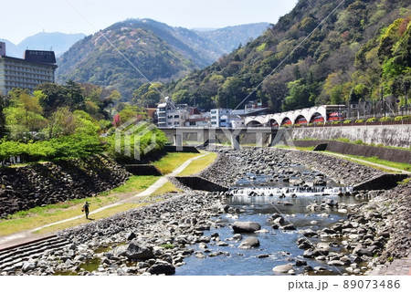 箱根町 箱根の山並みと早川と箱根湯本駅とロマンスカー 箱根町 箱根の山並みと早川と箱根湯本駅とロマンスカー 89073486