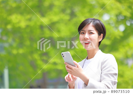 スマホから顔を上げたビジネスウーマン1 89073510