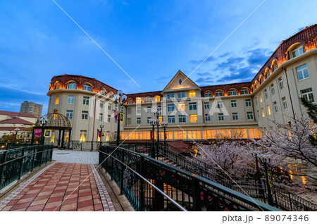 宝塚の花の道の夕景、鉄橋から見た風景、4月1日、日本 宝塚の花の道の夕景、鉄橋から見た風景、4月1日、日本 89074346