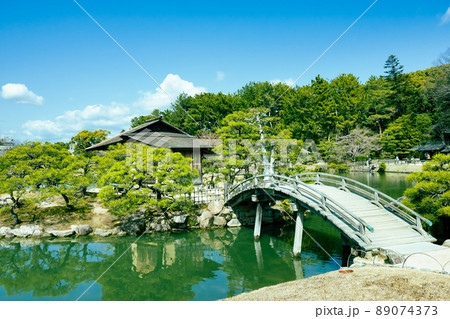 岡山後楽園の池の風景 岡山後楽園の池の風景 89074373