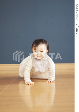 ハイハイする赤ちゃん 89074399