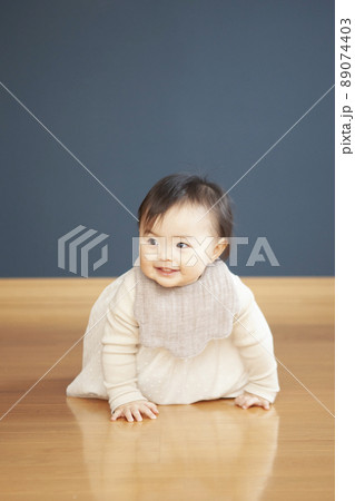ハイハイする赤ちゃん ハイハイする赤ちゃん 89074403