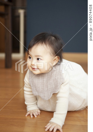 ハイハイする赤ちゃん 89074408