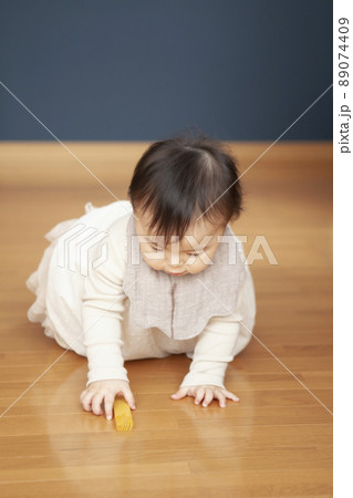 ハイハイする赤ちゃん 89074409