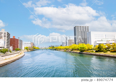 広島文化交流会館付近から本川の上流部を展望した風景です。明るい市街地のイメージにどうぞ。広島県 広島文化交流会館付近から本川の上流部を展望した風景です。明るい市街地のイメージにどうぞ。広島県 89074774