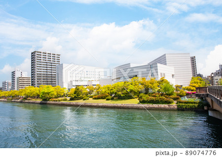 広島文化交流会館付近から本川の上流部を展望した風景です。明るい市街地のイメージにどうぞ。広島県 広島文化交流会館付近から本川の上流部を展望した風景です。明るい市街地のイメージにどうぞ。広島県 89074776