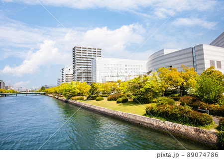 広島文化交流会館付近から本川の上流部を展望した風景です。明るい市街地のイメージにどうぞ。広島県 広島文化交流会館付近から本川の上流部を展望した風景です。明るい市街地のイメージにどうぞ。広島県 89074786