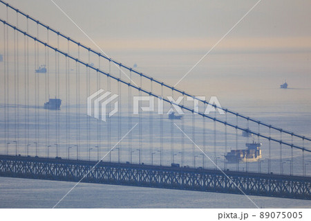 旗振山から見た明石海峡大橋と船 旗振山から見た明石海峡大橋と船 89075005