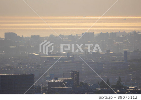 旗振山から見た夕日に染まる垂水の街並み 89075112