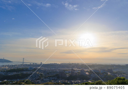 旗振山から見た夕日に染まる垂水の街並み 89075405