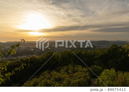 旗振山から見た夕日に染まる垂水の街並み 89075413