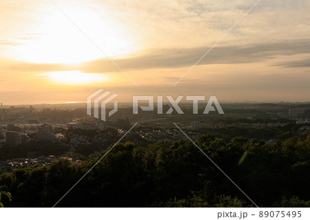 旗振山から見た夕日に染まる垂水の街並み 89075495