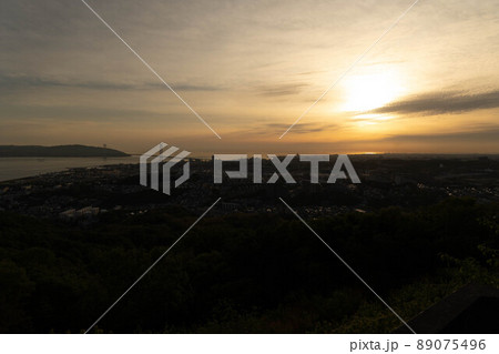 旗振山から見た夕日に染まる垂水の街並み 89075496