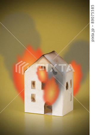住宅　火事　イメージ 89075585