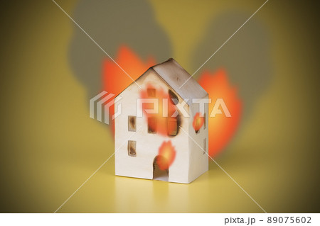 住宅　火事　イメージ 89075602