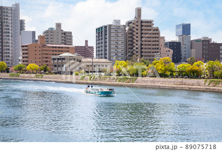 広島世界遺産航路の遊覧船風景です。アステールプラザ前を航行しています。明るい雰囲気をどうぞ。広島県 89075718