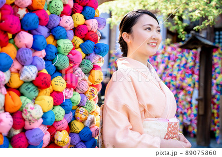 京都観光をする着物姿の女性 京都観光をする着物姿の女性 89075860