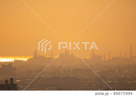 夕日に染まる旗振り山から見た工業地帯 夕日に染まる旗振り山から見た工業地帯 89075994