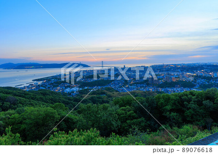 旗振山から見た日没後の垂水の街並み 89076618