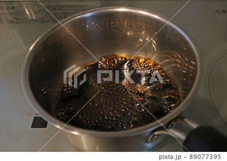IHヒーターの上でふつふつと沸く完成直前のカラメルソース IHヒーターの上でふつふつと沸く完成直前のカラメルソース 89077395