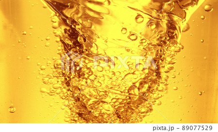 Liquid golden oil texture, abstract background. 89077529