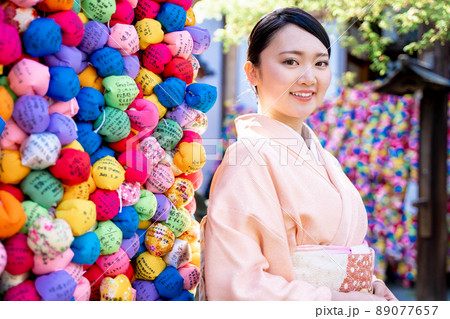 京都観光をする着物姿の女性 京都観光をする着物姿の女性 89077657