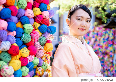 京都観光をする着物姿の女性 京都観光をする着物姿の女性 89077658