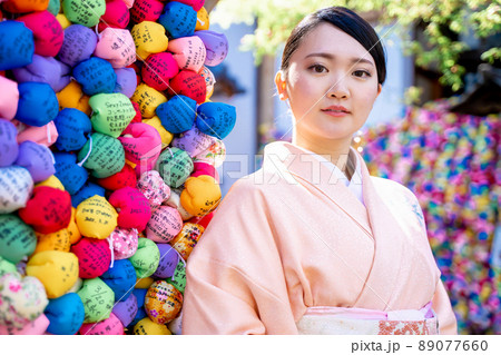 京都観光をする着物姿の女性 89077660