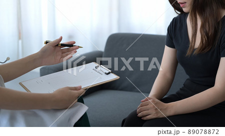 Professional psychologist explaining diagnosis, giving advice to patient. Mental health and psychotherapy concept. Professional psychologist explaining diagnosis, giving advice to patient. Mental health and psychotherapy concept. 89078872