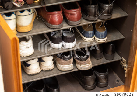 靴箱の扉を開ける 89079028