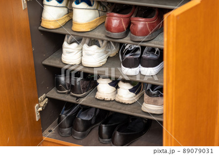 木製の扉が開かれた靴箱 89079031