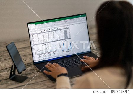 総務　経理　事務職　営業事務　一般事務　事務スタッフ　表計算　グラフ 89079394