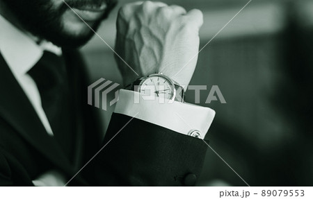 businessman with classic watch 89079553