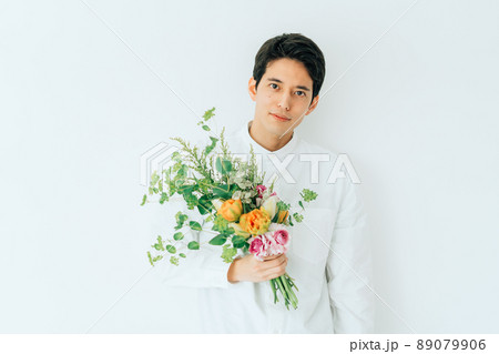 花束を持つ男性 89079906