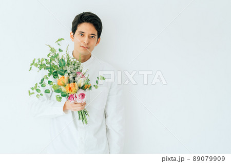 花束を持つ男性 89079909