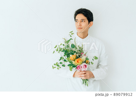 花束を持つ男性 89079912