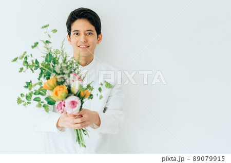 花束を渡す男性の写真素材