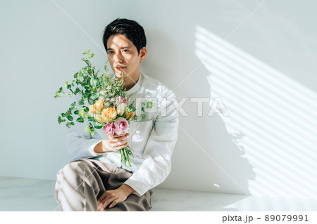 花束を持つ男性 89079991