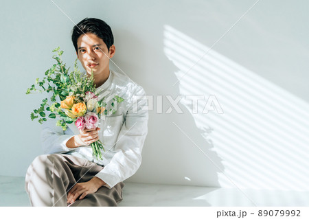 花束を持つ男性 89079992