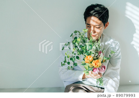 花束を持つ男性 89079993