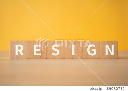 「RESIGN」と書かれた積み木 「RESIGN」と書かれた積み木 89080732