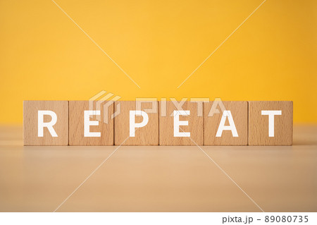 繰り返し・反復のイメージ｜「REPEAT」と書かれた積み木 89080735